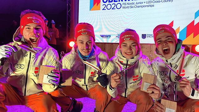 Noch bei der vergangenen Junioren-Weltmeisterschaft feierte Haas (Zweiter von rechts) mit dem Team Deutschland die Bronze-Medaille.