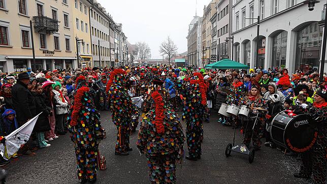 Bild 26: Schmotziger Dunschtig: Diese Mäschgerle feiern auf der Marktstätte
