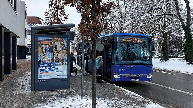 Ein Bus des Verkehrsverbunds Move hält am Montag, 4. Dezember, in Villingen an der Haltestelle Riettor.