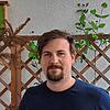 Marius Riether vor dem Nistkasten auf seinem Balkon. Im Inneren hat er eine Kamera befestigt, mit der die Familie beobachten kann, wie ...