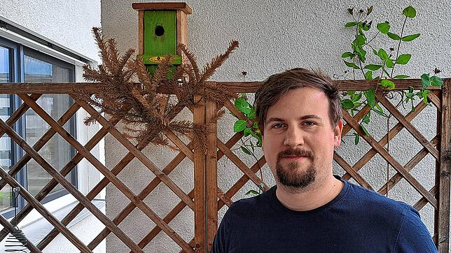 Marius Riether vor dem Nistkasten auf seinem Balkon. Im Inneren hat er eine Kamera befestigt, mit der die Familie beobachten kann, wie ...