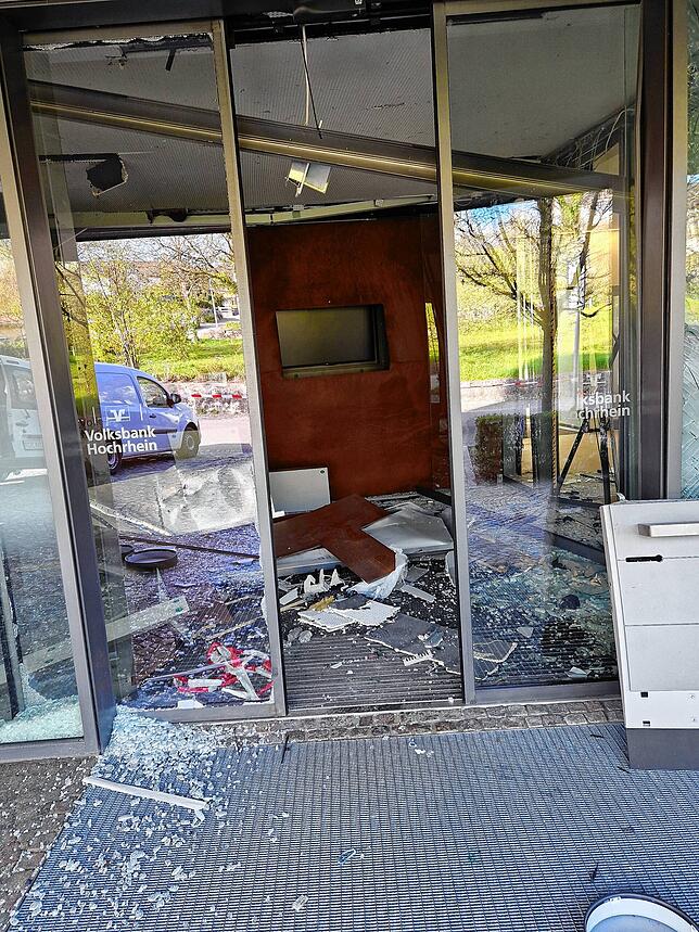 Bild 20: Sprengung der Filiale der Volksbank Hochrhein in Albbruck: Erdrückende Bilder vom Tatort