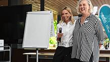 Barbara Martetschläger (links) dankt Ina Rathje für ihr Engagement. Foto: HJW