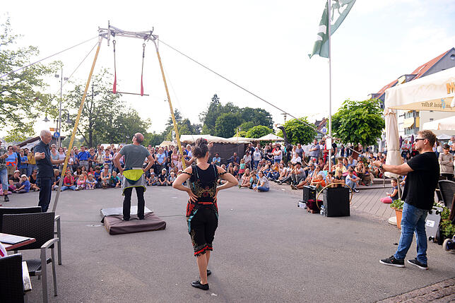 Bild 5: Akrobatik, Clownerie und Musik unter freiem Himmel: Farbenfrohe Momentaufnahmen vom Kulturufer