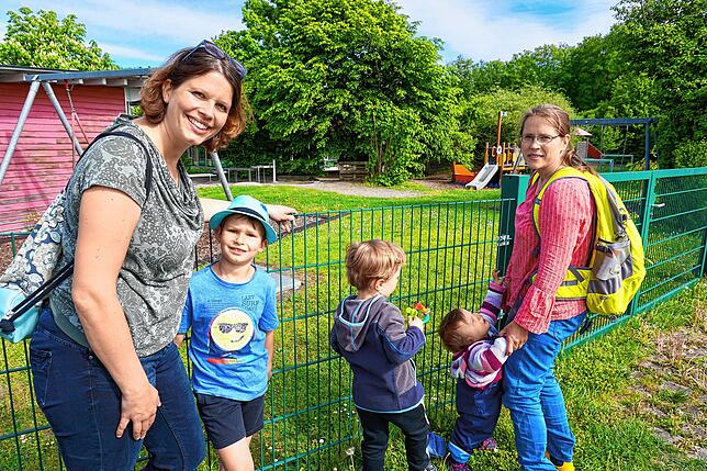 Laura Straub (links) und Nicole Dathe stehen mit ihren Kindern im Frühjahr am Zaun der Kita am Klinikum. Dathe fordert in Zeiten von ...