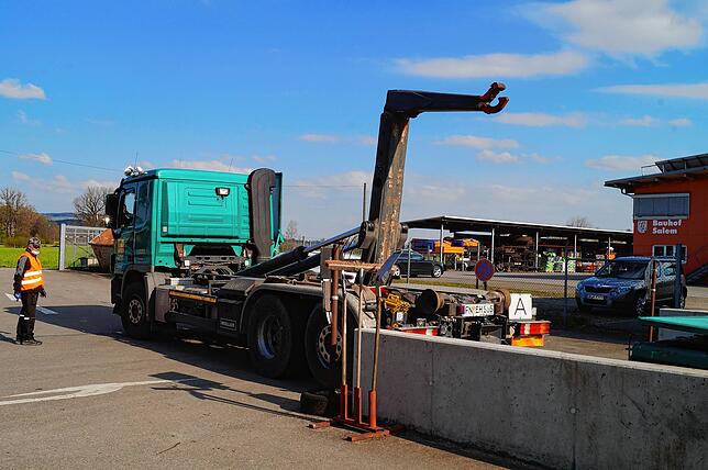 Robert Reichle verfolgt, wie ein leerer Container per Lastwagen angeliefert wird.