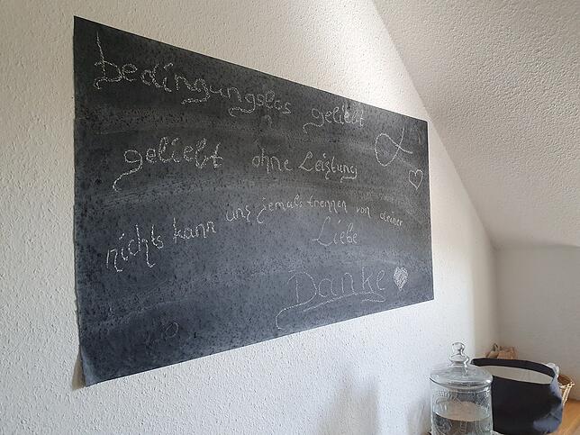 „Bedingungslos geliebt, geliebt ohne Leistung, nichts kann uns jemals trennen in dieser Liebe“, steht auf der Tafel in der ...