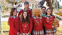 Die Lehmbuddler Talheim unter dem Narrenbaum im Dorf. Hinterere Reihe, von links: Christian Mick (zweiter Vorsitzender der Lehmbuddler) ...