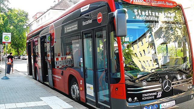 Einer der E-Busse auf der Linie 6. Hier hält er an der Haltestelle Markgrafenstraße.