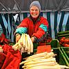 Bereits vor Mitte April auf dem Wochenmarkt erhältlich: Andrea Fürst präsentiert heimischen Spargel von der Höri – früher als sonst.