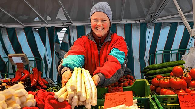 Bereits vor Mitte April auf dem Wochenmarkt erhältlich: Andrea Fürst präsentiert heimischen Spargel von der Höri – früher als sonst.