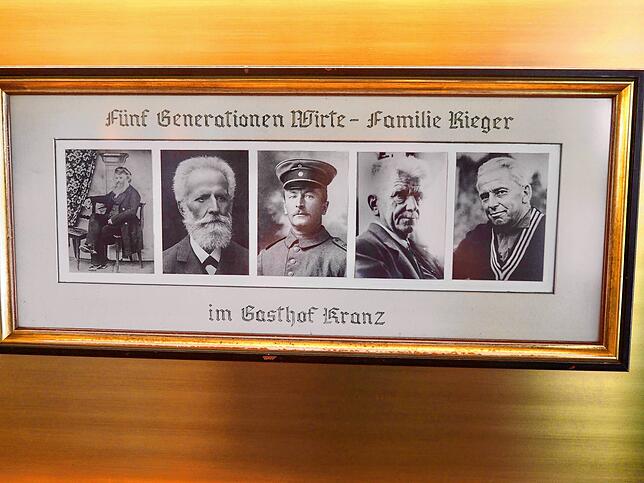 Die Ahnen im Foyer des Gasthofs: Josef Rieger, Fridolin Rieger, Rudolf Rieger, Ernst Rieger und Rudolf Rieger jun.