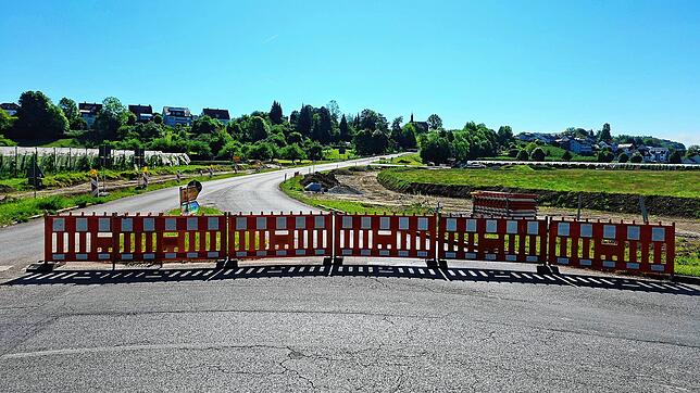 Hier endet die freie Fahrt: Nach dem Schneider-Kreisel in Markdorf geht es nicht mehr weiter, die „Müllstraße“ K7742 bleibt bis ...