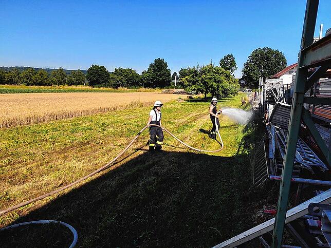 Mit 50 Einsatzkräften ist die Feuerwehr beim Flächenbrand in Wahlwies vor Ort.