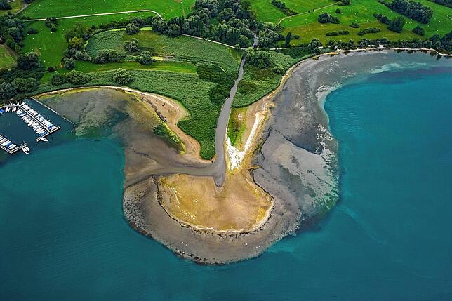 Das Foto zeigt die Stelle bei Bodman, wo die Stockacher Aach in den Bodensee fließt, bei Niedrigwasser im August 2022.