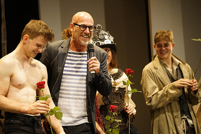Tim Kriegler nach der Premiere auf der Variete-Bühne in Essen mit Werner Buss, dem künstlerischen Leiter des GOP-Theaters.