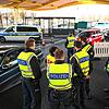 Deutsche Polizisten kontrollieren Einreisende am Grenzübergang in Kreuzlingen.