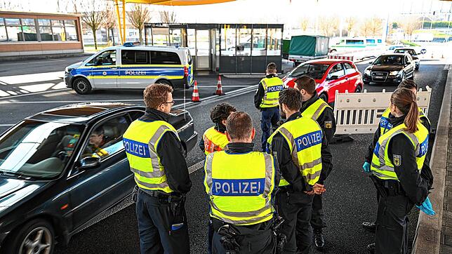 Deutsche Polizisten kontrollieren Einreisende am Grenzübergang in Kreuzlingen.