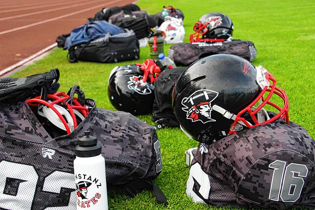Beim Football wird allerlei Ausrüstung benötigt &ndash; der Helm und die sogenannten Shoulderpads sind unerlässlich.