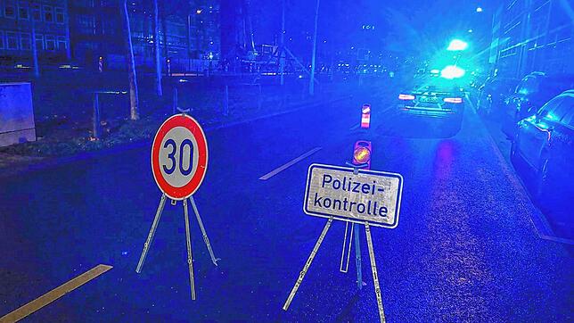 Mehrere Polizeistreifen haben am Sonntagabend in Singen nach einer Unfallflucht nach einem Tatverdächtigen gesucht. Er soll ein ...