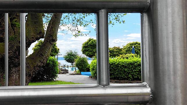 Sehnsuchtsvoller Blick durch eine der Drehtüren am Frei- und Strandbad in Meersburg. Nun steht der Öffnungstermin fest.
