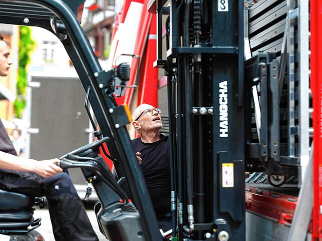 Enrico Amici lotst die Gabelstaplerfahrer.
