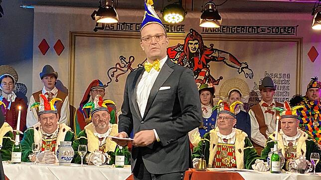 Ex-Bundesgesundheitsminister Jens Spahn (CDU) argumentiert vor dem Narrengericht.
