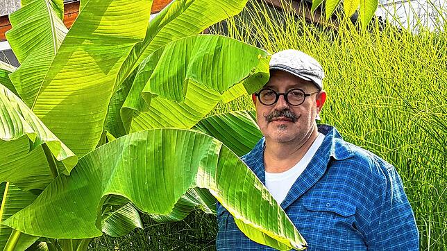 Und in Villingen wachsen eben doch Bananen: Martin Buschle, 1,90 Meter groß, mit dem über drei Meter hohen Bananenbaum.