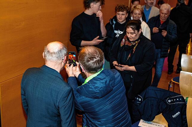 Schlange stehen für ein Selfie mit Gregor Gysi.
