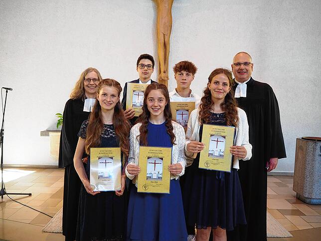 Die Konfirmanden sind Mathilda Ochs, Maximilian Schuller, Elina Gillich, Florian Braun und Alma Seidel (von links)