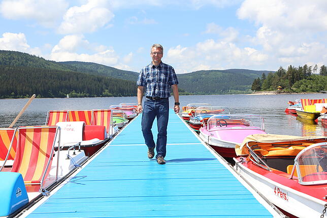 Der Schluchseer Bürgermeister Jürgen Kaiser an der Bootsanlegestelle.