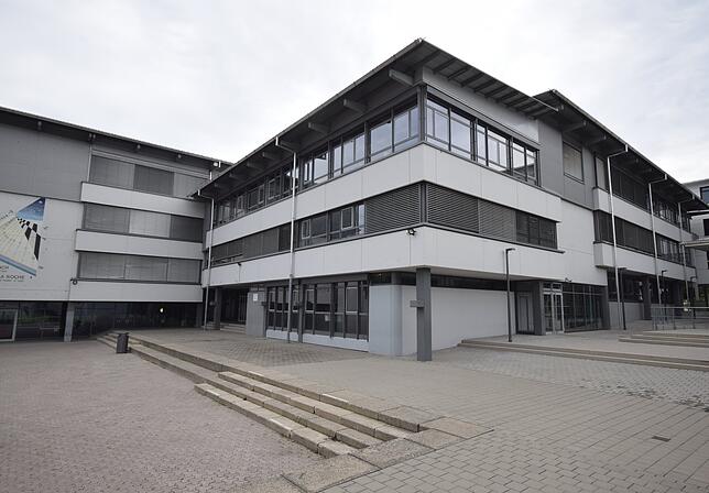 Die Säule am Eck ist noch da. Ansonsten hat sich das Gymnasium stark verändert. Es wurde um den Jahrtausendwechsel aufgestockt und höher.