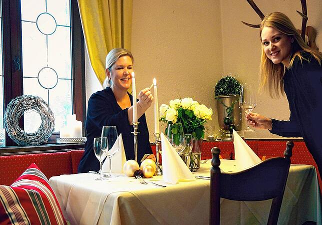 Alexandra (links) und Alisa Steuer schmücken die Tische im Landhotel „Adler“ in Wittenhofen – derzeit sind allerdings ...