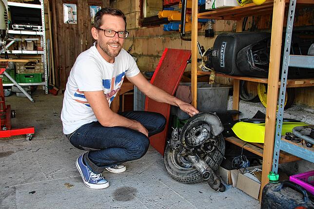 Bei der Restaurierung der Vespas zerlegt Frank Wielers auch den Fahrzeugmotor.