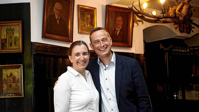 Sie wollen die Ahnen nicht enttäuschen: Christiane und Florian Miehle führen Hotel und Restaurant Barbarossa in der fünften ...