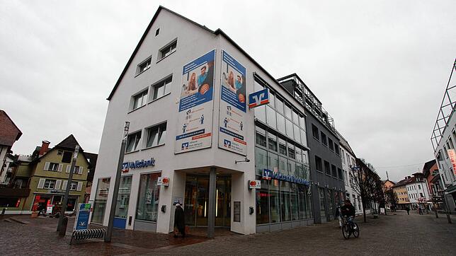 Platzt aus allen Nähten: Die Volksbankzentrale in der Bad Säckinger Schützenstraße. Deshalb plant die Bank einen Neubau an der ...