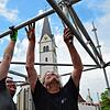 Technik-Aufbau fürs Markdorf Open Air vor der Nikolauskirche: Raffael Rösner und Joe Jattner montieren den fünf Meter hohen Turm für ...