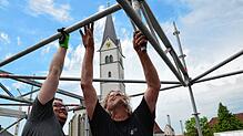 Technik-Aufbau fürs Markdorf Open Air vor der Nikolauskirche: Raffael Rösner und Joe Jattner montieren den fünf Meter hohen Turm für ...