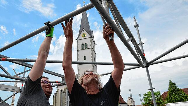 Technik-Aufbau fürs Markdorf Open Air vor der Nikolauskirche: Raffael Rösner und Joe Jattner montieren den fünf Meter hohen Turm für ...