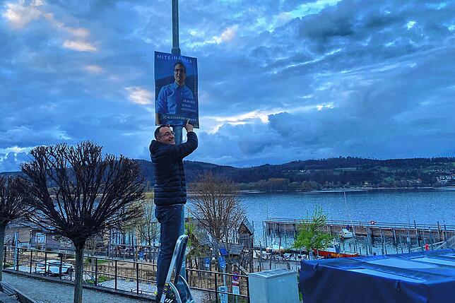 Alessandro Ribaudo hängt Wahlplakate auf, hier in Bodman beim Linde-Areal.