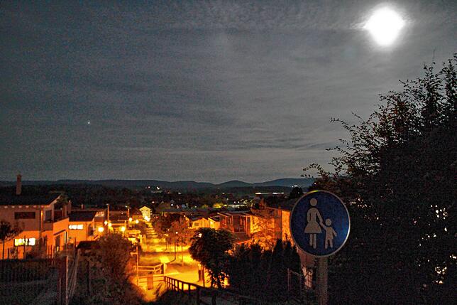 Die Bühlstraße ist am späten Abend gut beleuchtet. Künftig geht auch hier erst um 1 Uhr nachts die Straßenbeleuchtung aus.