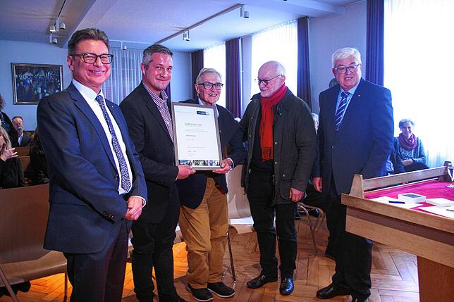 Joachim Klose (Mitte) mit Urkunde Ehrenmitglied des Vereins für jüdische Geschichte Gailingen, flankiert von Bürgermeister Thomas Auer ...