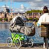 (Symbolbild) Eine Mutter mit Kinderwagen sitzt am Seerhein und schaut auf die Seestraße gegenüber. Sie blickt auf die wohl teuersten ...