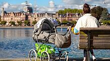 (Symbolbild) Eine Mutter mit Kinderwagen sitzt am Seerhein und schaut auf die Seestraße gegenüber. Sie blickt auf die wohl teuersten ...