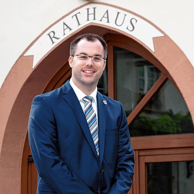 Bürgermeister Ulrich Krieger vor dem Eingang zum Laufenburger Rathaus. Er will hier weitere acht Jahre seinen Arbeitsplatz haben.