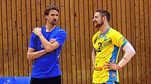 Lange Gesichter gab es beim TSV Mimmenhausen (links Trainer Christian Pampel, rechts Kapitän Jan Jalowietzki) nach dem deutlichen 0:3 ...