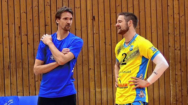 Lange Gesichter gab es beim TSV Mimmenhausen (links Trainer Christian Pampel, rechts Kapitän Jan Jalowietzki) nach dem deutlichen 0:3 ...