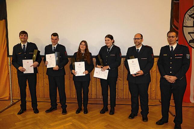 Thomas Liebscher, Timo Wielatt, Jessica Erber, Helene Buder und Andreas Lenz (von links) wurden zu Feuerwehrmännern und Feuerwehrfrauen ...