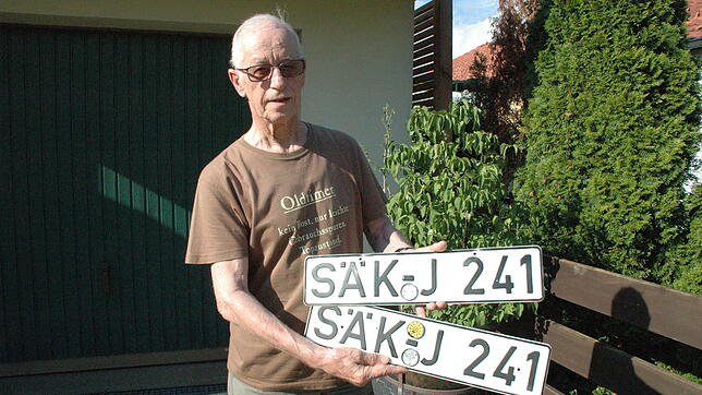 Günter Stratz hält die Kennzeichen seines alten Renaults in Händen. Das Auto hat er verkauft, aber von den SÄK-Kennzeichen will sich der ...