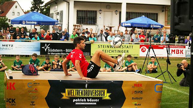 Zahlreiche Zuschauer verfolgen am Montag, wie Patrick Bäurer aus Hondingen beim Crossover im Football-Freestyle den Weltrekord mit 121 ...